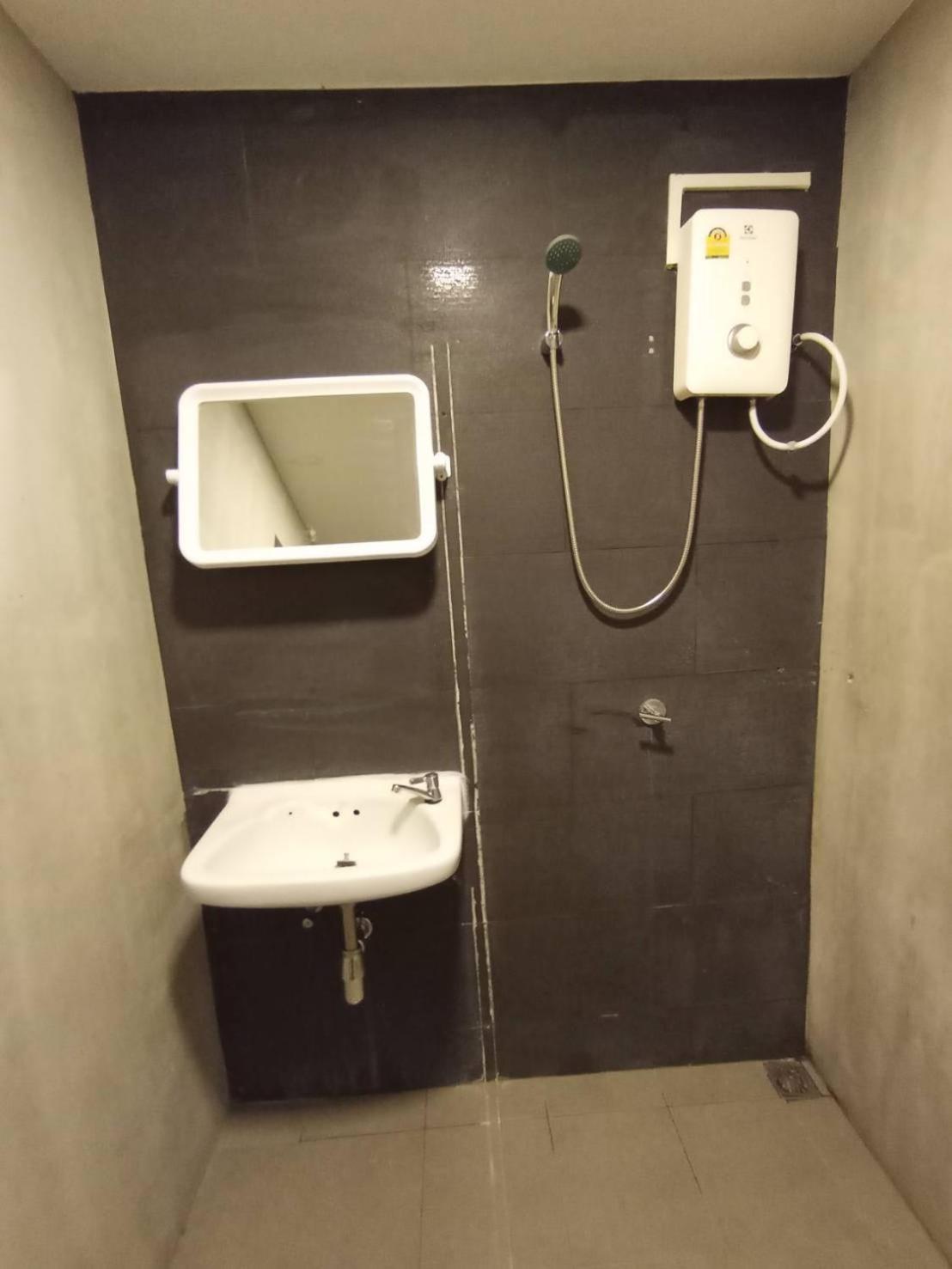 Go Inn Silom Bts Surasak X โกอินน์ สีลม บีทีเอส สถานีสุรศักดิ์ Банкок Екстериор снимка
