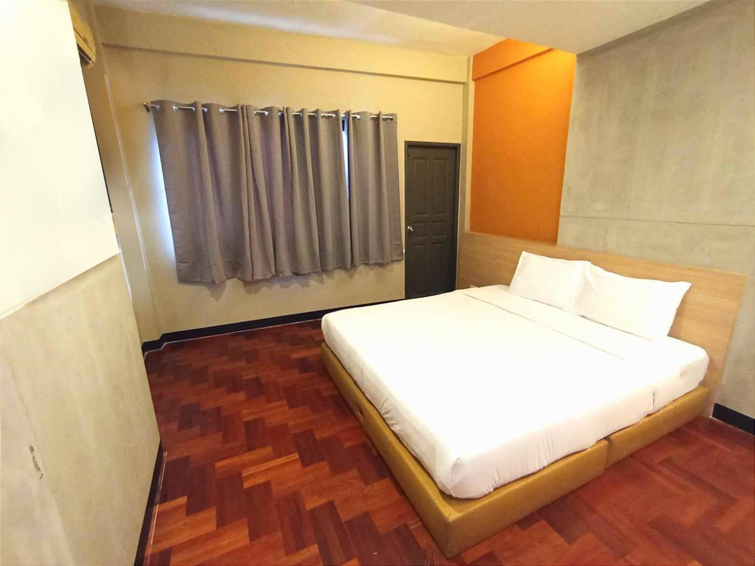Go Inn Silom Bts Surasak X โกอินน์ สีลม บีทีเอส สถานีสุรศักดิ์ Банкок Екстериор снимка
